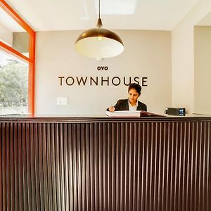 Townhouse Sarvar Hospitality Near Ascendas Park Square Mall